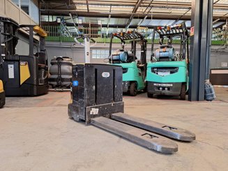 Pedestrian pallet truck Caterpillar NPP20N2