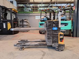 Pedestrian pallet truck Caterpillar NPP20N2