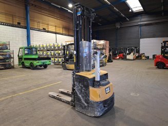 Pedestrian pallet stacker Caterpillar NSP16N2