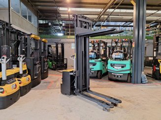 Pedestrian pallet stacker Caterpillar NSP16NI