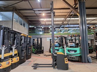 Pedestrian pallet stacker Caterpillar NSP16NI