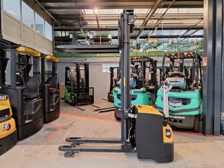 Pedestrian pallet stacker Caterpillar NSP16NI