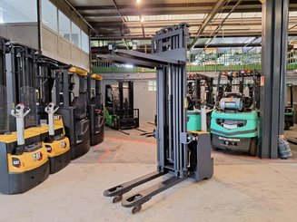 Pedestrian pallet stacker Caterpillar NSP16NI