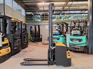 Pedestrian pallet stacker Caterpillar NSP16NI