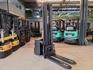 Pedestrian pallet stacker Caterpillar NSP16NI