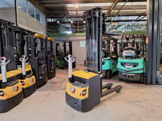 Pedestrian pallet stacker Caterpillar NSP16NI