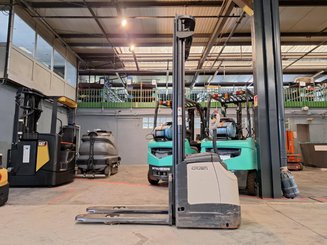 Pedestrian pallet stacker Crown ES4000-1.6