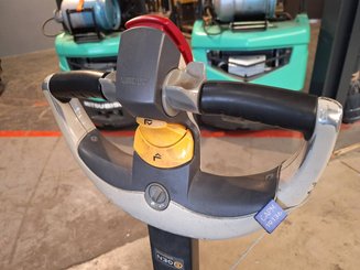 Pedestrian pallet stacker Crown ES4000-1.6