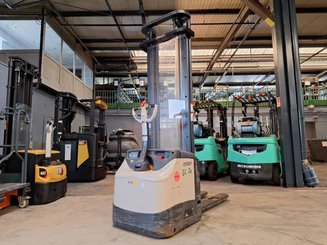Pedestrian pallet stacker Crown ES4000-1.6