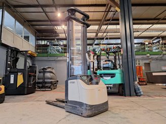 Pedestrian pallet stacker Crown ES4000-1.6