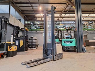 Pedestrian pallet stacker Crown ES4000-1.6