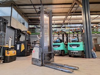 Pedestrian pallet stacker Crown ES4000-1.6