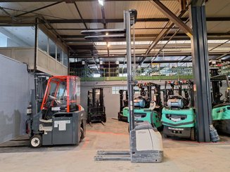 Pedestrian pallet stacker Crown ES4000-1.6