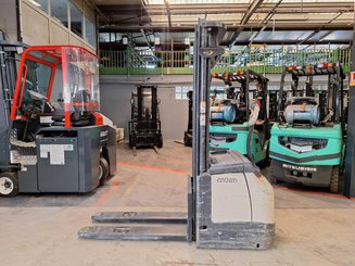 Pedestrian pallet stacker Crown ES4000-1.6