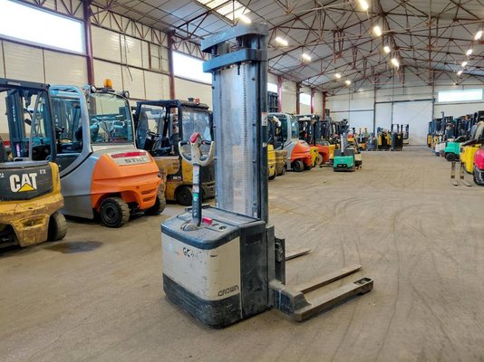 Straddle stacker Crown WS2300 1.8 - 1