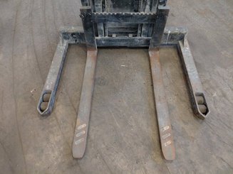 Straddle stacker Crown WS2300 1.8