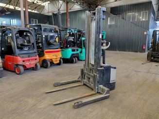 Straddle stacker Crown WS2300 1.8