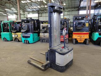 Straddle stacker Crown WS2300 1.8