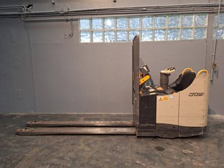 Stand-on pallet truck Crown WT3040
