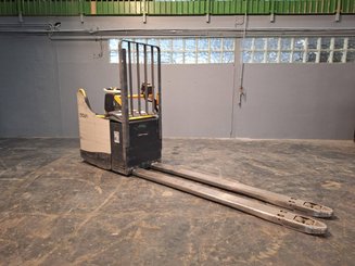 Stand-on pallet truck Crown WT3040