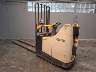 Stand-on pallet truck Crown WT3040