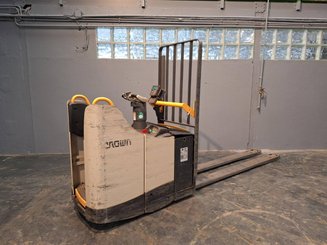 Stand-on pallet truck Crown WT3040