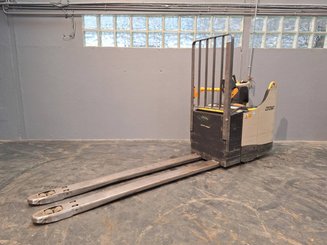 Stand-on pallet truck Crown WT3040