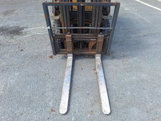 Four wheel front forklift Caterpillar DP25NT