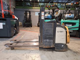 Pedestrian pallet stacker Crown DT3040 2.0
