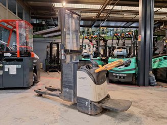 Pedestrian pallet stacker Crown DT3040 2.0