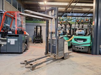 Pedestrian pallet stacker Crown DT3040 2.0
