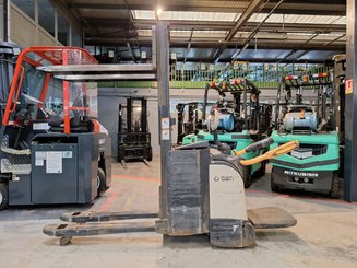 Pedestrian pallet stacker Crown DT3040 2.0
