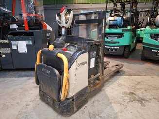 Pedestrian pallet stacker Crown DT3040 2.0