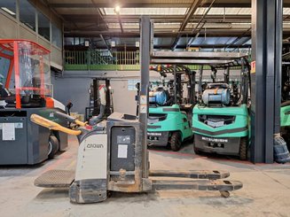Pedestrian pallet stacker Crown DT3040 2.0