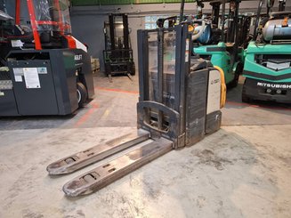 Pedestrian pallet stacker Crown DT3040 2.0