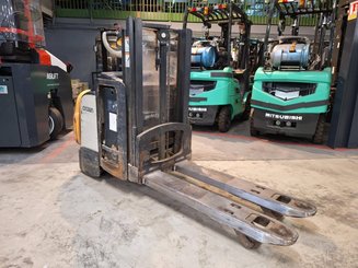 Pedestrian pallet stacker Crown DT3040 2.0