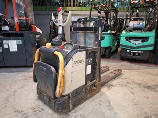 Pedestrian pallet stacker Crown DT3040 2.0