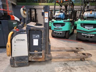Pedestrian pallet stacker Crown DT3040 2.0