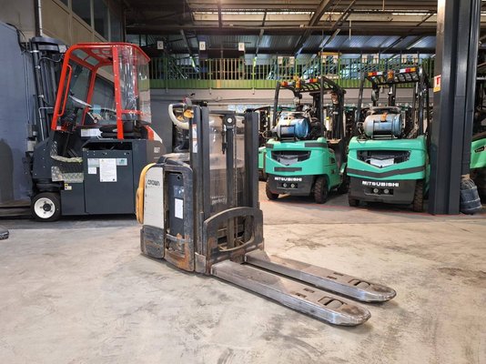 Pedestrian pallet stacker Crown DT3040 2.0 - 1