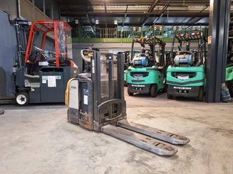Pedestrian pallet stacker Crown DT3040 2.0