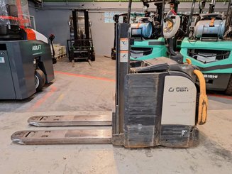 Pedestrian pallet stacker Crown DT3040 2.0