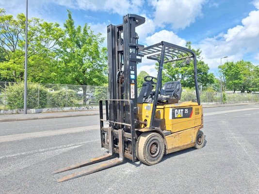 Four wheel front forklift Caterpillar EP25KP - 1
