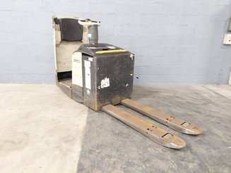 Stand-on pallet truck Crown WT3040 2.00