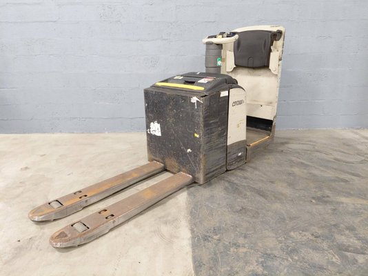 Stand-on pallet truck Crown WT3040 2.00 - 1