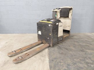 Stand-on pallet truck Crown WT3040 2.00