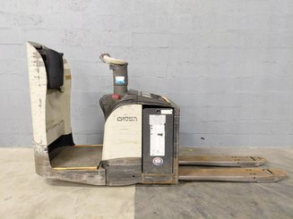 Stand-on pallet truck Crown WT3040 2.00