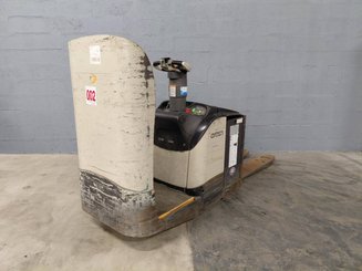 Stand-on pallet truck Crown WT3040 2.00