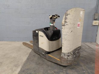 Stand-on pallet truck Crown WT3040 2.00