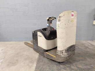 Stand-on pallet truck Crown WT3040 2.00