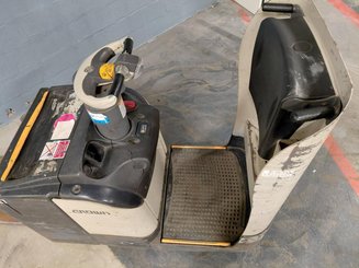 Stand-on pallet truck Crown WT3040 2.00